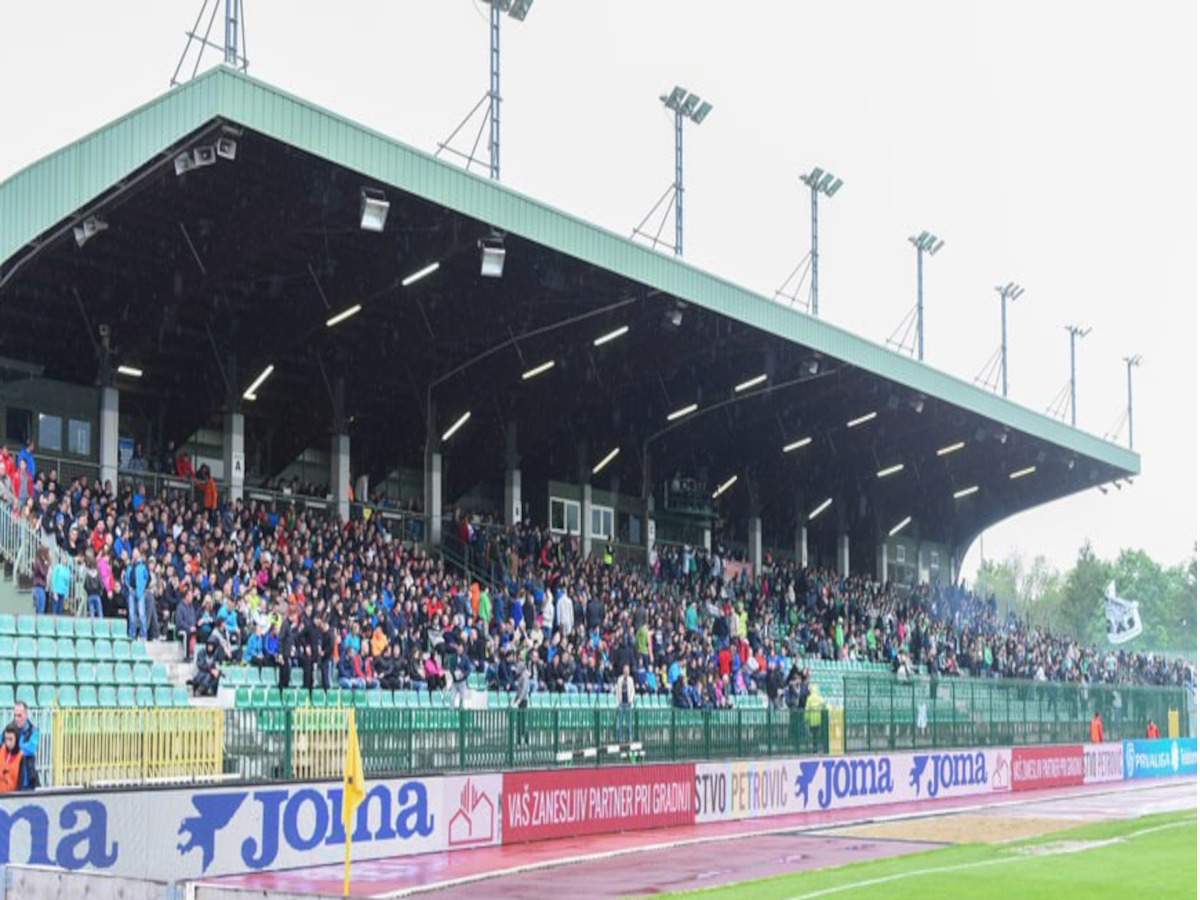  Mestni stadion Ob jezeru 