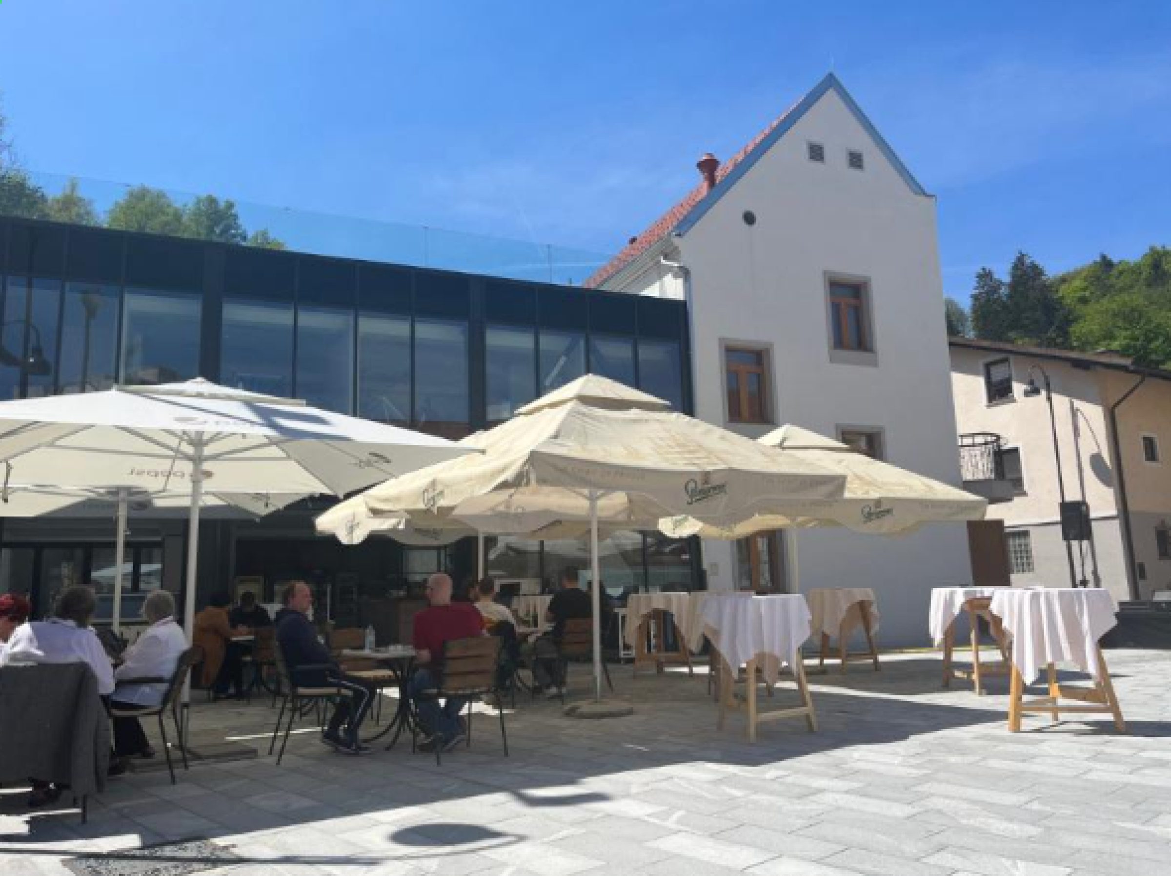 View enlarged image STARI TRG café