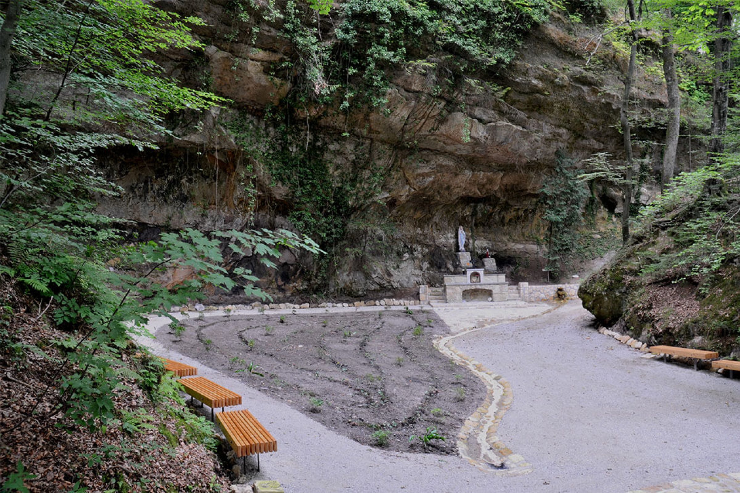 Ogled povečano sliko Lurška jama