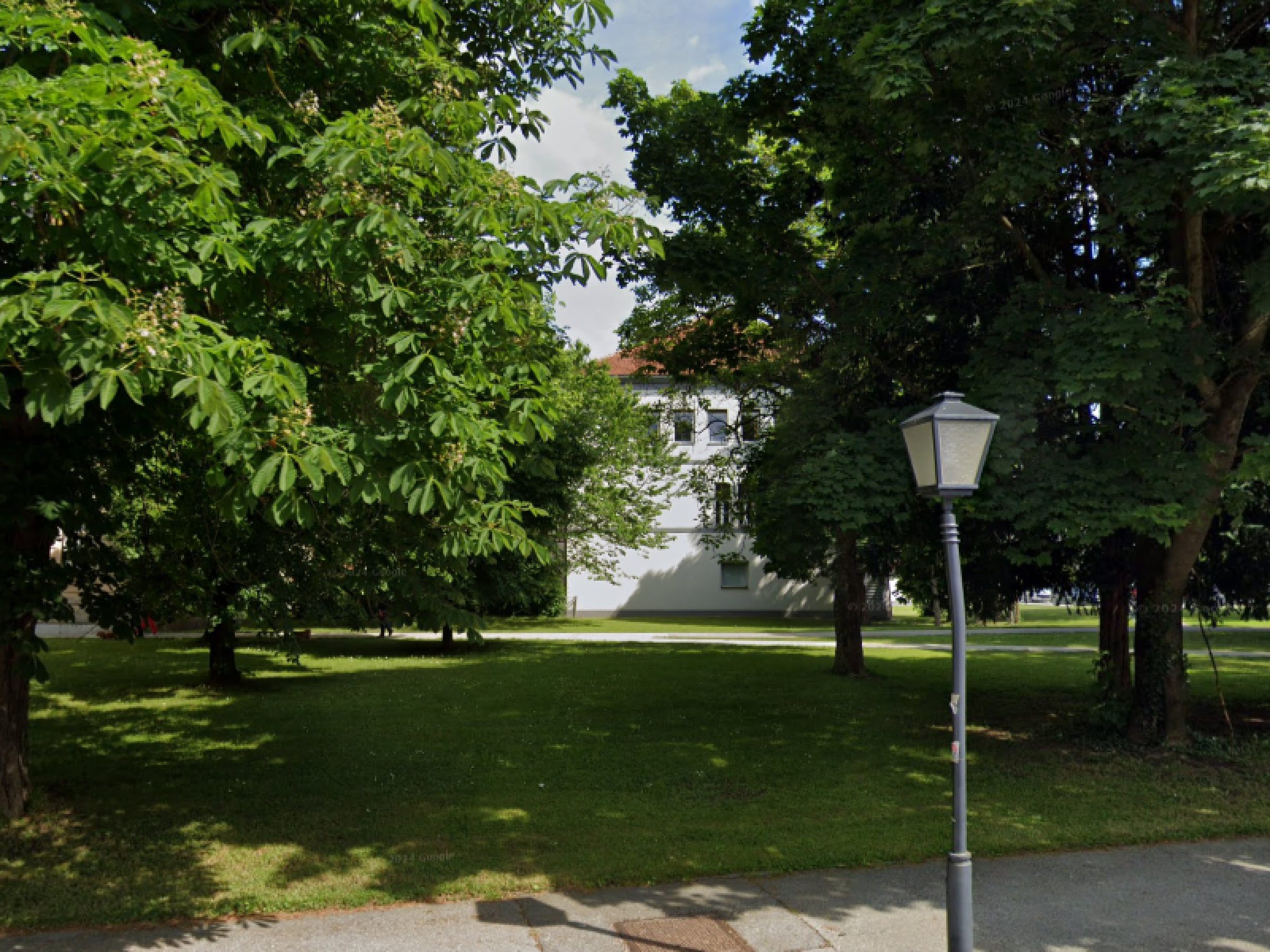 Ogled povečano sliko Park pri stari šoli