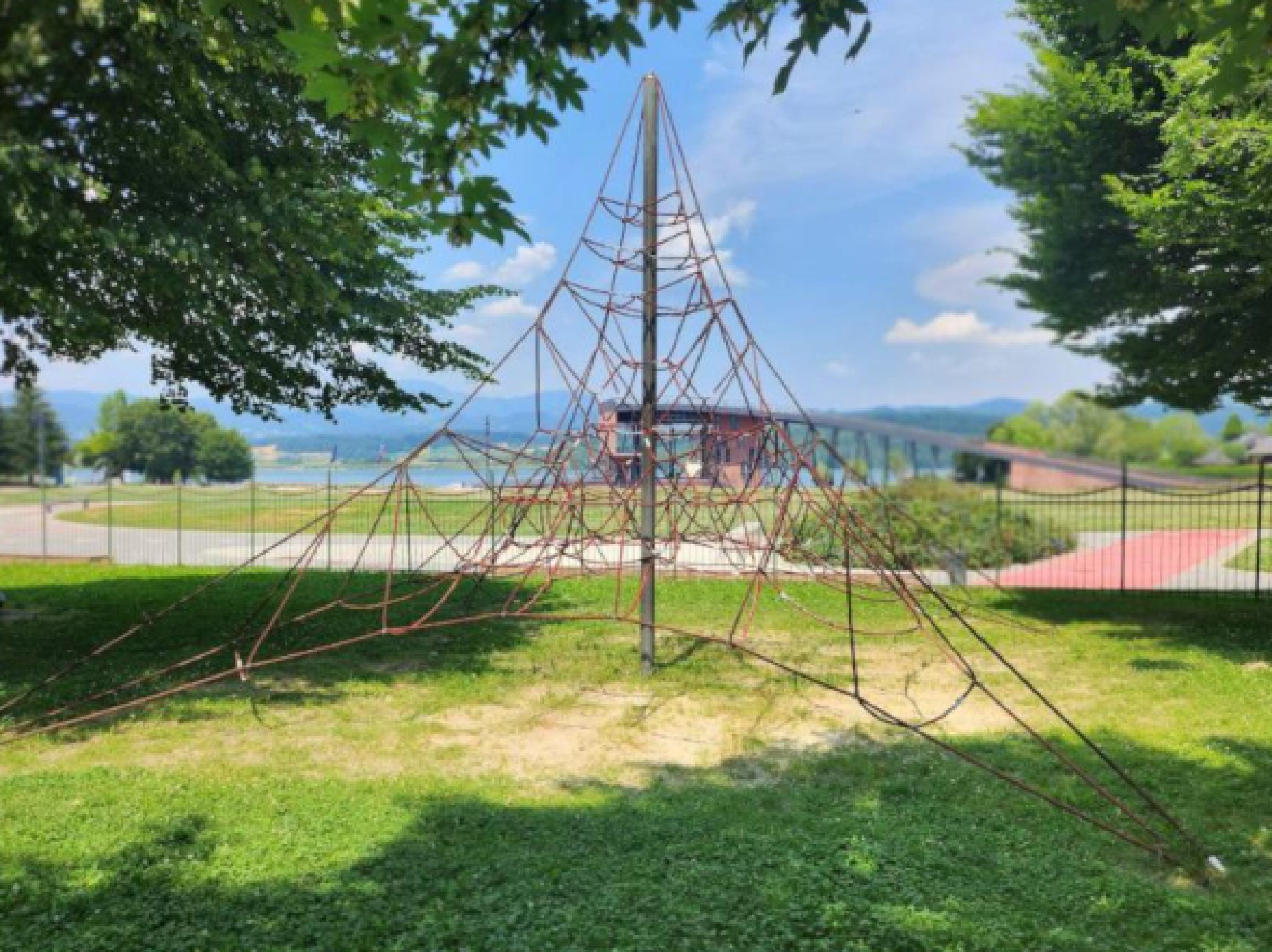 Ogled povečano sliko Pozojevo igrišče