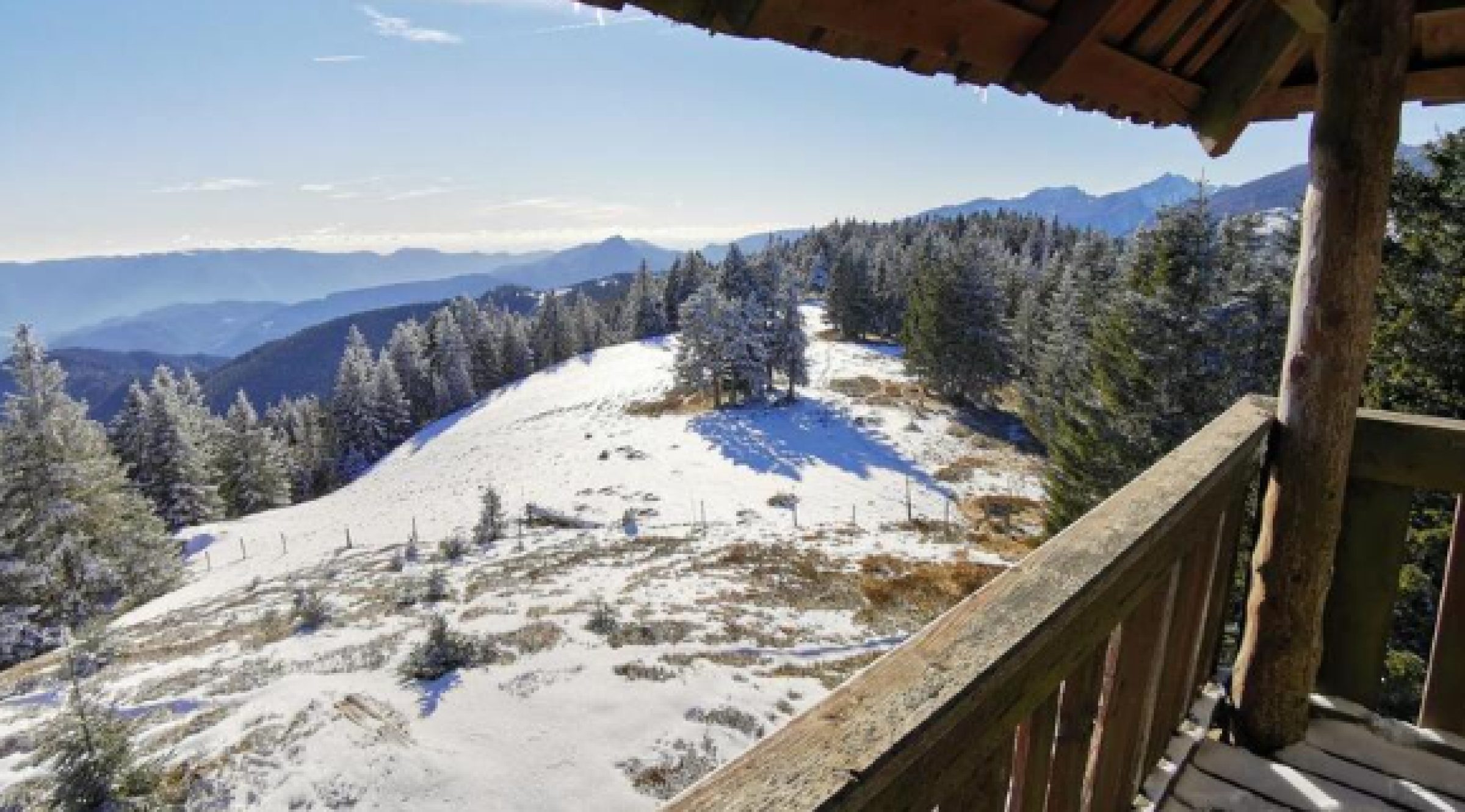 Ogled povečano sliko Veliki Travnik in razgledni stolp na Turnovki