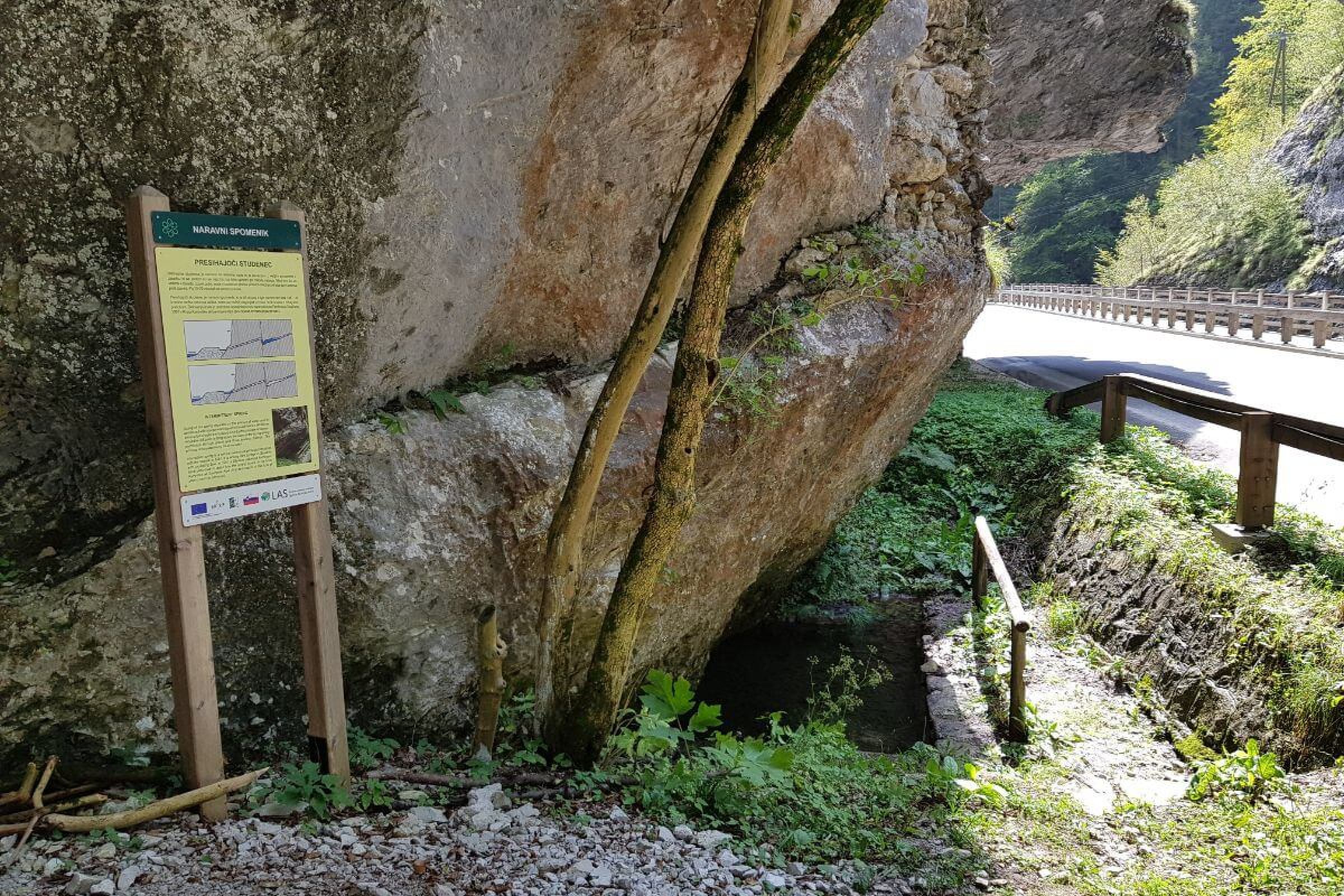 Ogled povečano sliko Presihajoči studenec