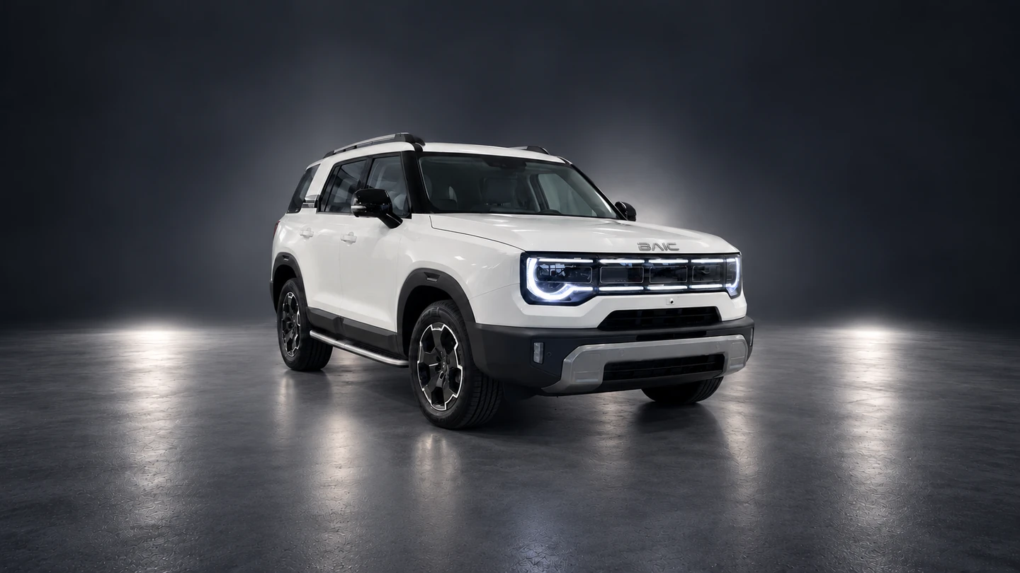 Beli BAIC BJ30 4WD Hybrid, pogled od spredaj in s strani.