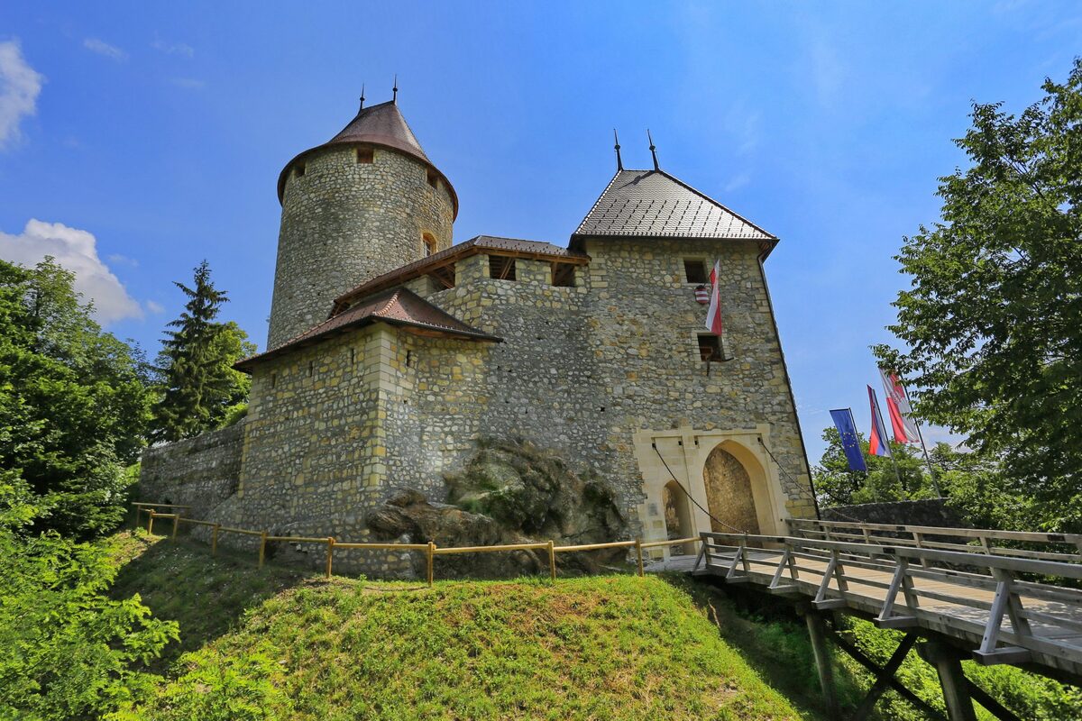  Žovnek Castle 